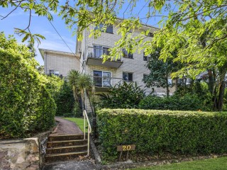 IDEAL LOCATION, CLOSE TO UNI AND HOSPITAL!