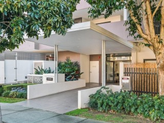 UNIT IN IDEAL GREENSLOPES LOCATION !