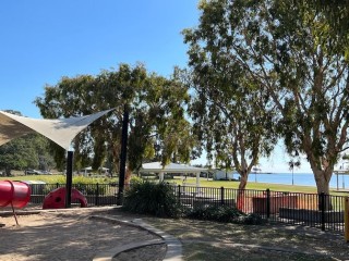 RIGHT ON THE WATERFRONT !