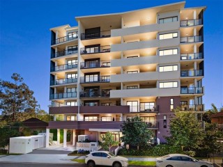 Contemporary Parkside Apartment with Balcony & City Views, 6km to Brisbane CBD!