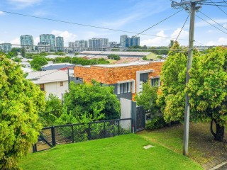 FULLY FURNISHED VILLA IN BULIMBA!